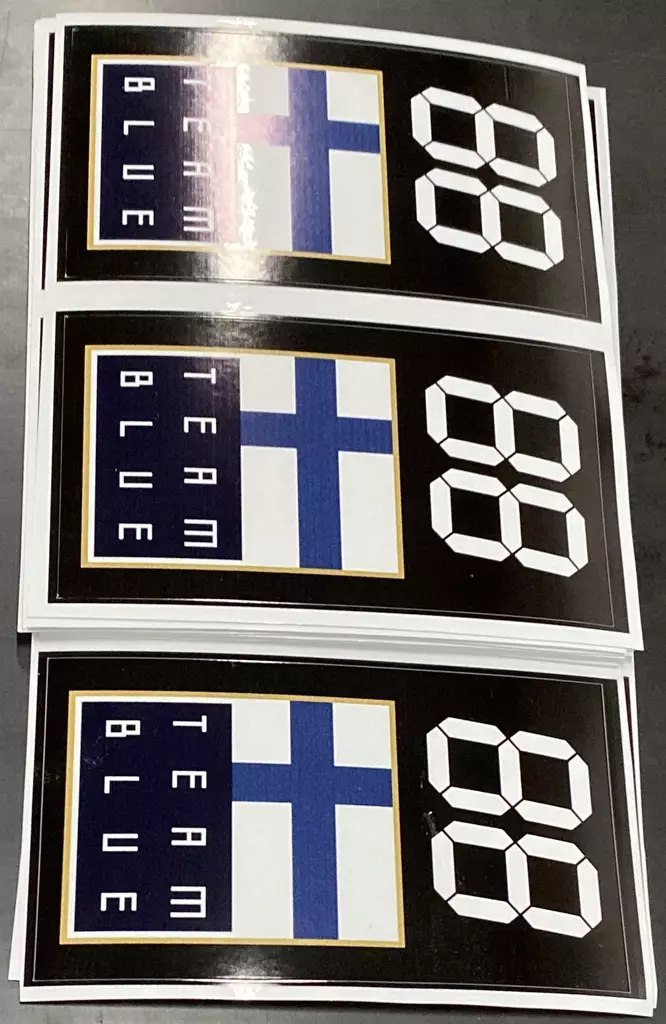 88-Juomapullotarra seuralogolla, tarran koko ja muoto räätälöidään asiakaskohtaisesti - 4-väri Muotoonleikatut juomapullotarrat - 2060 - 1