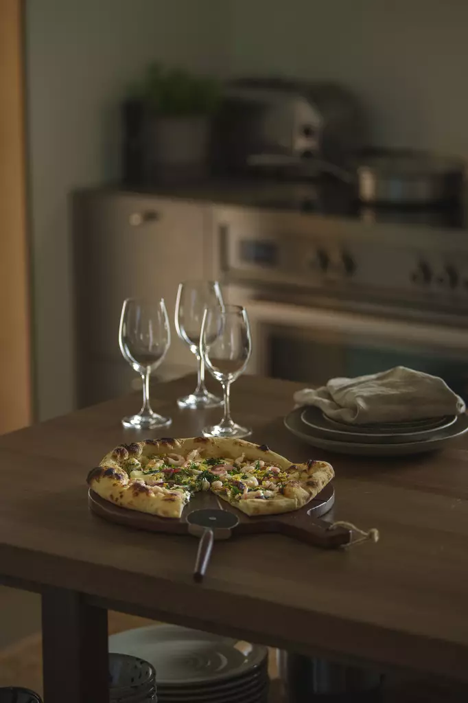 Blacksmith Akaasiapuinen pizzaleikkuulauta 43x32x2cm ja yhteensopiva Pizzaleikkuri Orrefors Jernverk - Leikkuulaudat - 411310 - 1