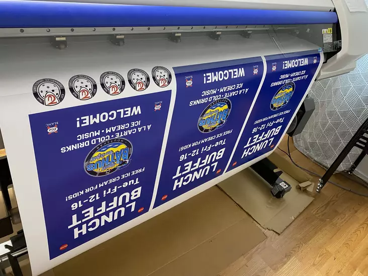 1-4-väri Tarra muotoonleikattuna ja liimattuna hinta € / m² - Tarratulosteet - TarPerusMuotleik1 - 1