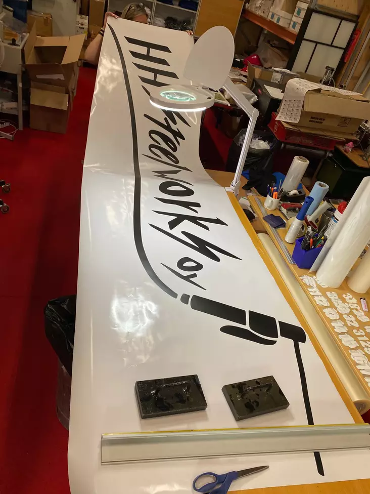 1-4-väri Tarra muotoonleikattuna siirtokalvolla - 4-väri Muotoonleikatut tarrat siirtokalv - TarPerusMuotleik2 - 1