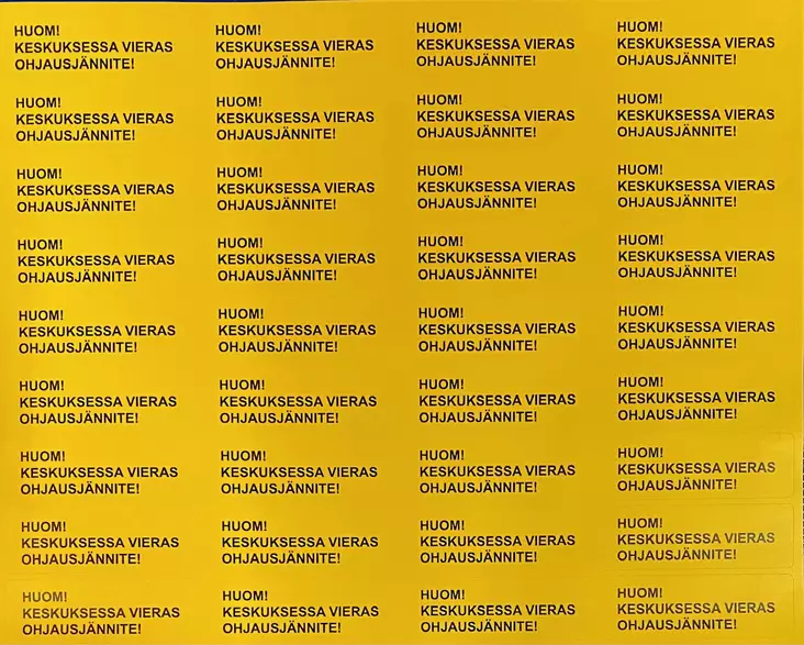 Tarra => HUOM! KESKUKSESSA VIERAS OHJAUSJÄNNITE! keltainen tarra jossa musta painatus 20x60mm arkilla 36kpl - A4 4-väri Muotoonleikatut tarrat - TARKeskVierasOhja2 - 1
