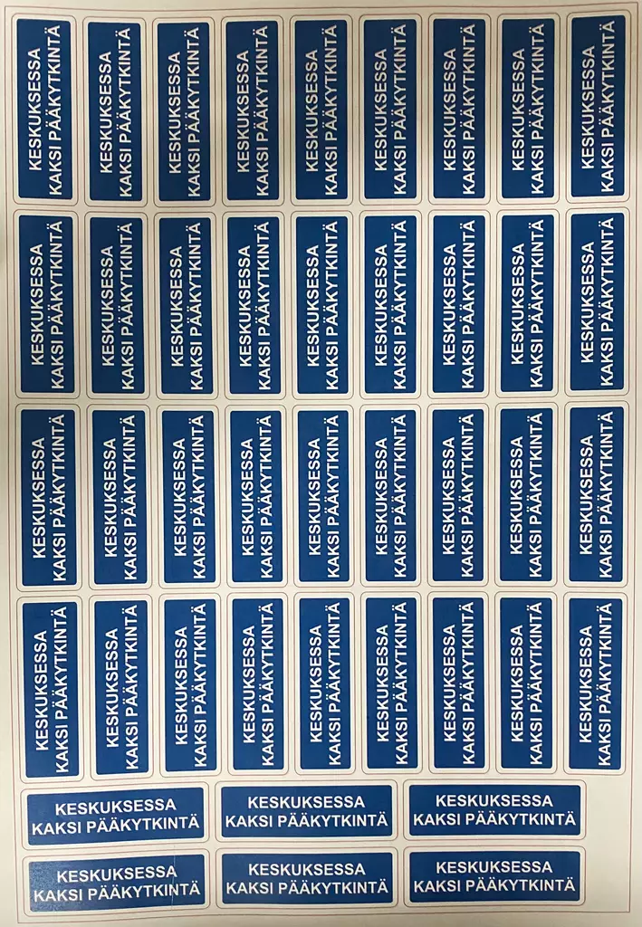 Tarra Keskuksessa kaksi pääkytkintä 42kpl arkilla, kuvan punaiset viivat osoittavat tarrojen leikkauskuhdat - A4 4-väri Muotoonleikatut tarrat  - TARPAAkytkin8 - 1