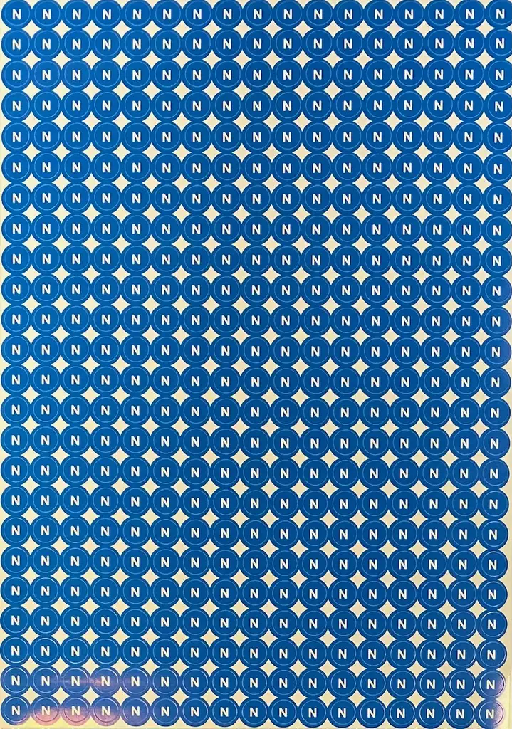 Tarra N 10*10mm sinpohja valk.teksti 408 kp/arkki - A4 4-väri Muotoonleikatut tarrat - TARNPyOreA - 1