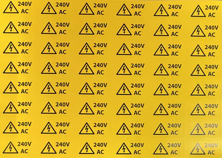 Tarra Jännite Varoitus 240VAC 20x40mm 48 kpl arkilla Keltainen pysyväliimainen tarra jossa musta painatus - A4 4-väri Muotoonleikatut tarrat - TAR240VAC - 1