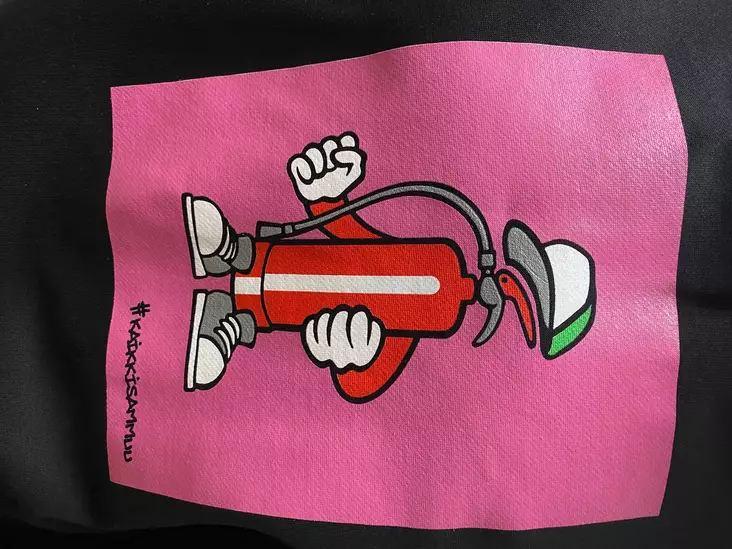 Musta huppari #Kaikkisammuu vaahtosammuttimen kuvalla Painatusten pohjavärit: Fuchsia, Keltainen ja Vihreä - Vetoketjuttomat miesten hupparit - KS-Huppari - 6