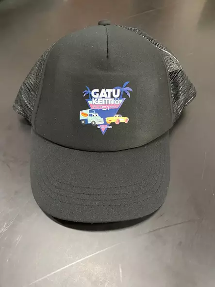 Lämpöprässi logomax. 50mm korkeana lippiksen etuosaan, taakse voidaan myös painaa esim. hihnaan. - Seuran tai yrityksen logo lämpösiirtokuv - 2077lippis - 2