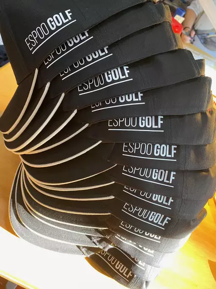 Lämpöprässi logomax. 50mm korkeana lippiksen etuosaan, taakse voidaan myös painaa esim. hihnaan. - Seuran tai yrityksen logo lämpösiirtokuv - 2077lippis - 1