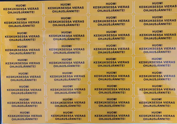 Tarra=> HUOM! KESKUKSESSA VIERAS OHJAUSJÄNNITE! keltainen tarra jossa mustapainatus 20x70mm arkilla 36 kpl - A4 4-väri Muotoonleikatut tarrat  - TARKeskVierasOhjau - 1