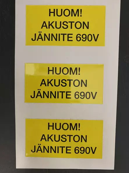 Tarra ABB => Huom! Akuston jännnite 690V - A4 4-väri Muotoonleikatut tarrat  - TARakusto690V - 1