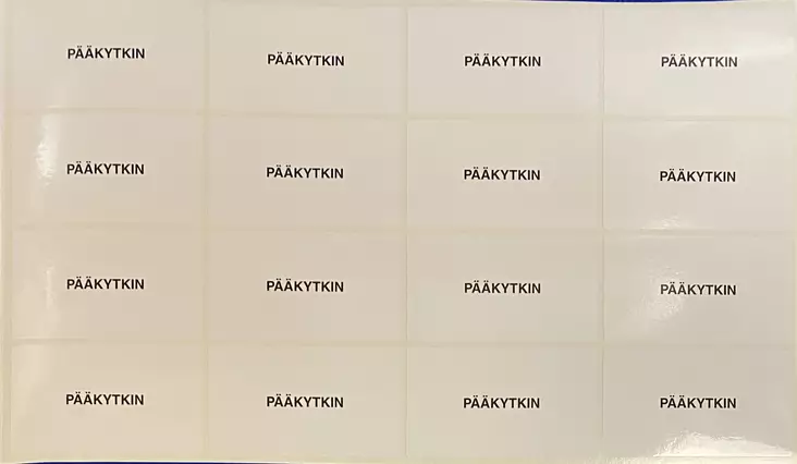 Ryhmäkeskustarra valkoinen Pääkytkin 4-mod arkilla 16 kpl - A4 4-väri Muotoonleikatut tarrat - RK-TARPAAkytkin4Mv - 1