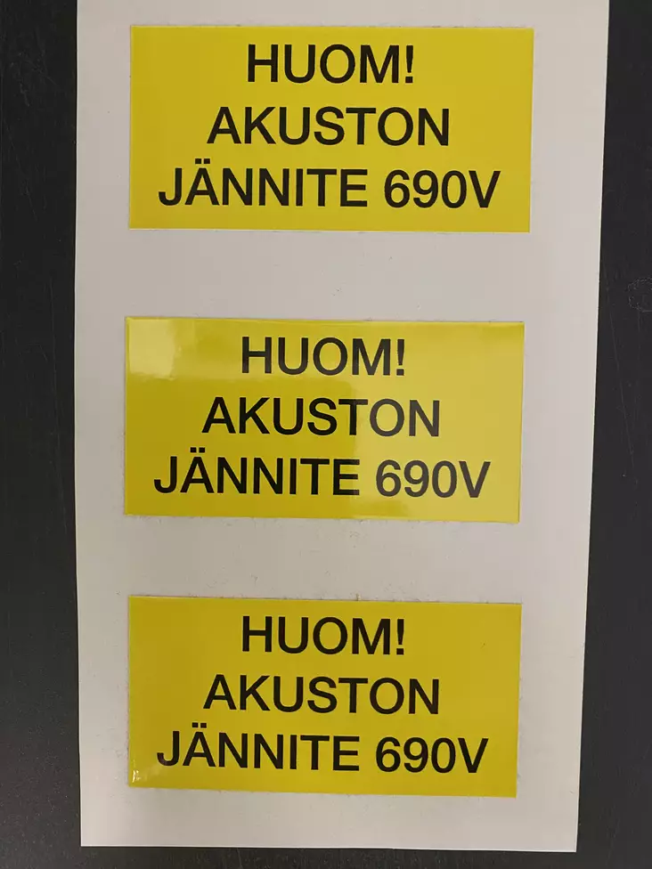 Tarra ABB => Huom! Akuston jännnite 690V - A4 4-väri Muotoonleikatut tarrat  - TARakusto690V - 1