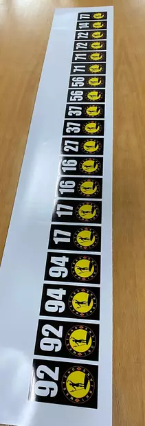 Juomapullotarra seuran omalla logolla ja valmiilla numeroilla 2060-omatnrot. - 4-väri Muotoonleikatut juomapullotarrat - 2060-omatnrot. - 2